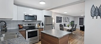 Welcome To Our Modern 2Bdrm/1Bth w/ Laundry/BBQ