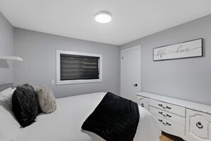 2 habitaciones, escritorio y tabla de planchar con plancha