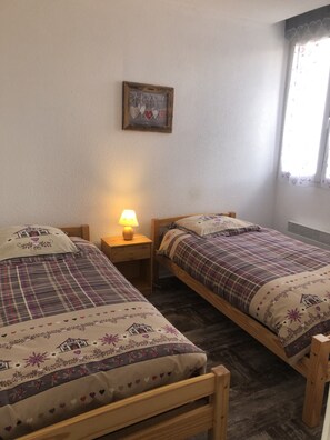 2 bedrooms, iron/ironing board, WiFi, bed sheets