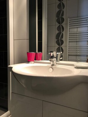 Douche, sĂšche-cheveux, serviettes fournies, papier toilette