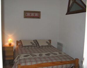 2 chambres, fer et planche à repasser, Wi-Fi, draps fournis