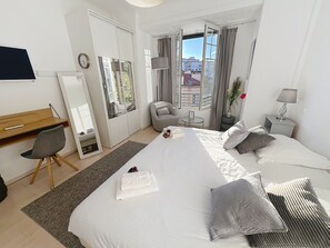 3 bedrooms, desk, iron/ironing board, travel cot - Cannes 3 Brs 3 bath Croisette / Palais 10 mns premium bldg Olam Properties (Cannes)