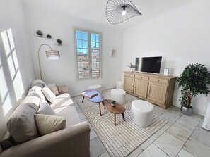 TV, books - Cannes 3 Brs 3 bath Croisette / Palais 10 mns premium bldg Olam Properties (Cannes)