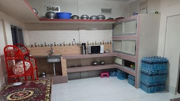 Familien-Doppelzimmer, Poolblick | Gemeinsame Küchenausstattung | Kühlschrank, Mikrowelle, Geschirrspüler, Wasserkocher