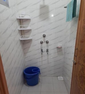Rainfall showerhead, free toiletries, hair dryer, slippers - Sunapur Mini Resort (Bhurbhuria)