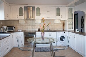 Kylskåp, mikrovågsugn, ugn och spishäll