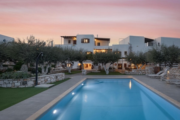 Fachada da propriedade à noite