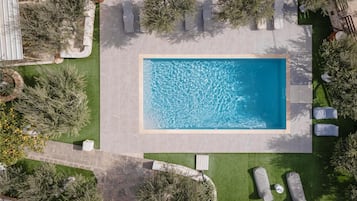 Piscina externa, guarda-sóis, espreguiçadeiras