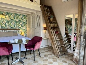 1 bedroom, WiFi, bed sheets - Cosy retreat in Eygalieres with artist studio. Walking distance to the village (Eygalières)
