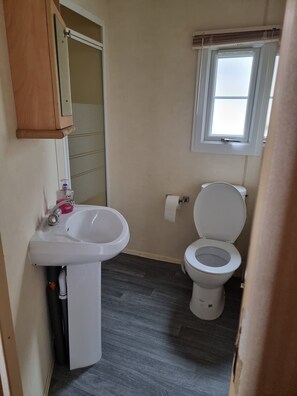 Apartment | Bathroom | Shower, toilet paper - Promenade Direct Beach Acces Center of Ingoldmells (Skegness)