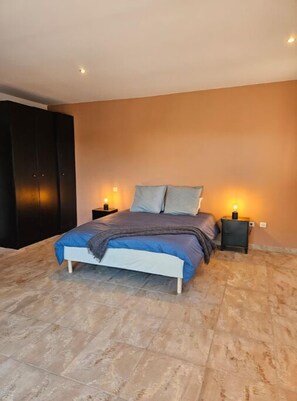 4 bedrooms, desk, iron/ironing board, travel cot
