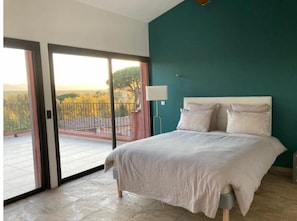 4 chambres, bureau, fer et planche à repasser, lit parapluie