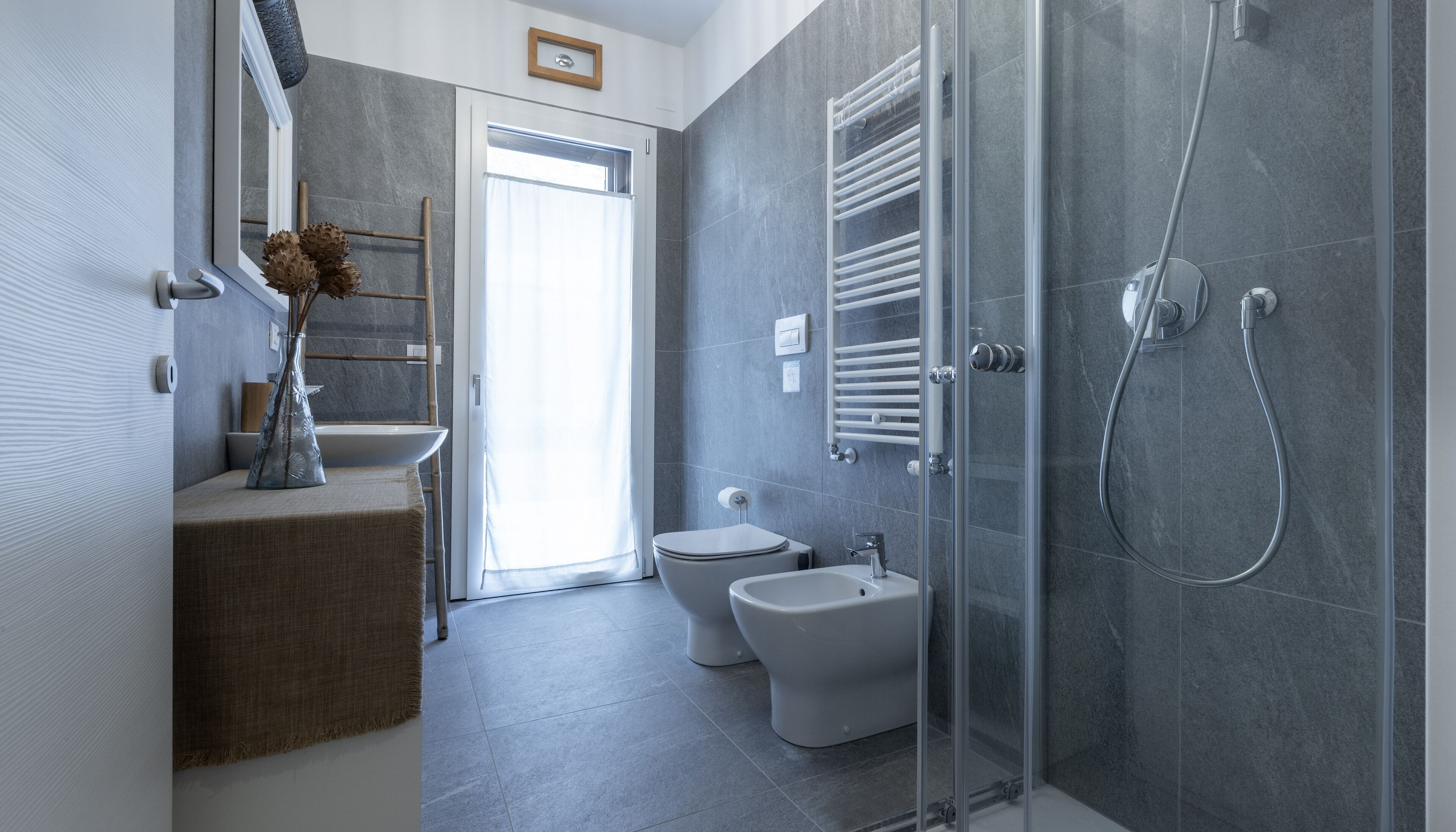 Een douche, een haardroger, een bidet, handdoeken