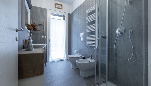 Doccia, asciugacapelli, bidet, asciugamani