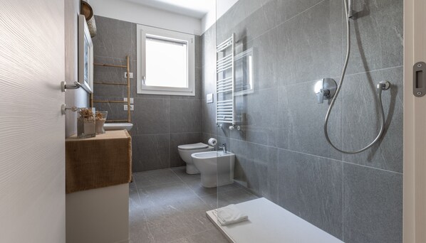 Dusche, Haartrockner, Bidet, Handtücher