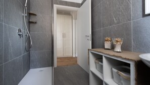 Dusche, Haartrockner, Bidet, Handtücher