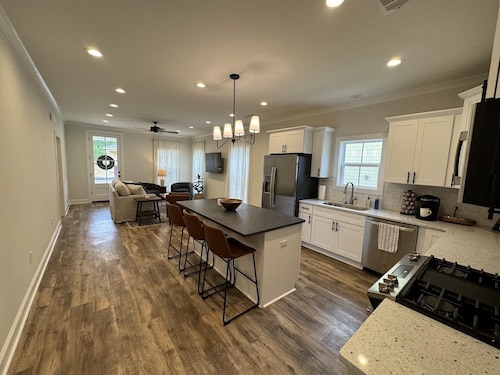 Brand New Gameday Getaway! Less than 3 miles from Campus.