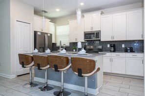 Mikrovågsugn, ugn, spishäll och diskmaskin