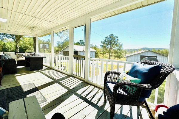 Smart TV, tavolo da ping pong, libri