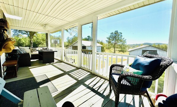 Téléviseur connecté, table de ping-pong, livres