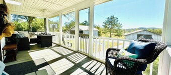 Beautiful farmstay minutes from I-65  and Smith Lake. Plenty of boat parking