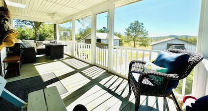 Beautiful farmstay minutes from I-65 and Smith Lake. Plenty of boat parking