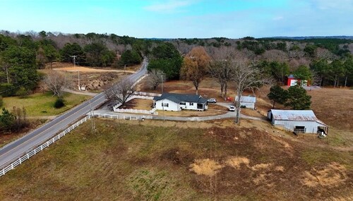 Beautiful farmstay minutes from I-65  and Smith Lake. Plenty of boat parking