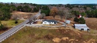 Beautiful farmstay minutes from I-65  and Smith Lake. Plenty of boat parking