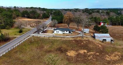 Beautiful farmstay minutes from I-65 and Smith Lake. Plenty of boat parking