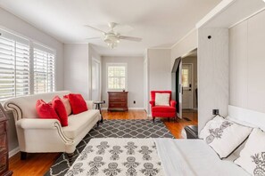 Téléviseur connecté, table de ping-pong, livres