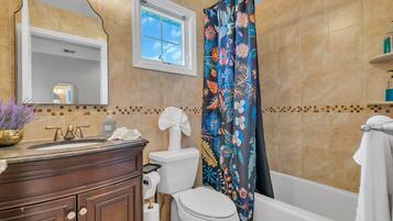 Een haardroger, handdoeken, zeep, shampoo