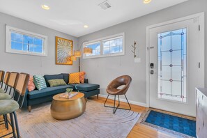 Smart TV, books - Walk To Beach, Parking for 3 cars, Towels + Linens Included, 4 beach badges (Seaside Heights)