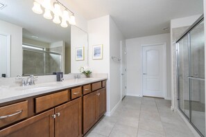 Sèche-cheveux, serviettes fournies, savon, shampoing