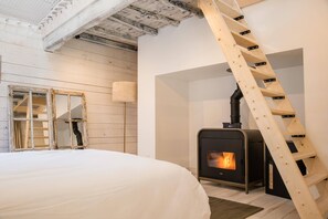 6 bedrooms, iron/ironing board, WiFi, bed sheets