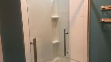 Een douche, een haardroger, een bidet, handdoeken