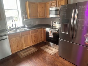 ثلاجة، ميكروويف، فرن، موقد طهي مسطح