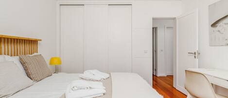 3 habitaciones, escritorio, tabla de planchar con plancha y wifi