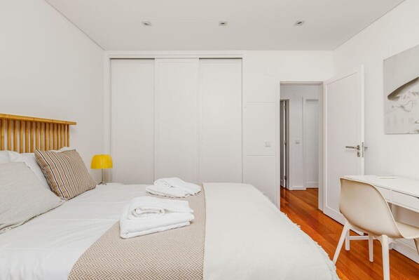 3 bedrooms, desk, iron/ironing board, WiFi