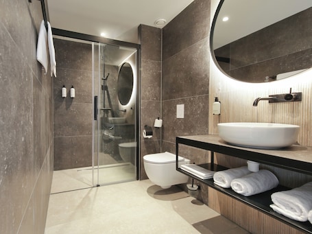 Shower, rainfall showerhead, hair dryer, towels. Boutique Hotel Hans