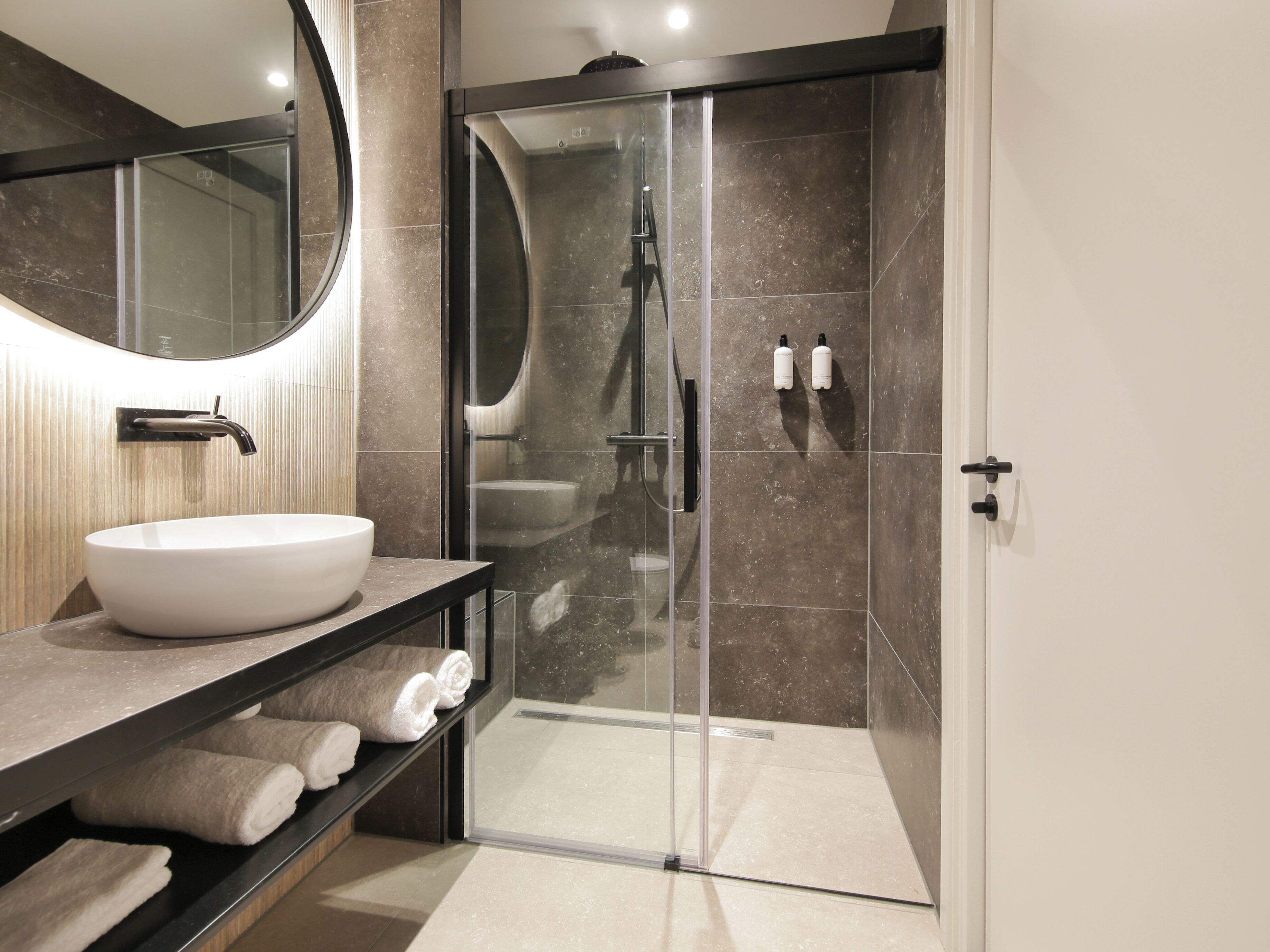 Dusche, Regendusche, Haartrockner, Handtücher