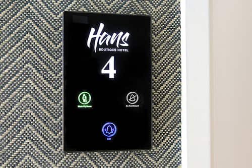 Habitación doble Confort, 1 cama King size, vista a la ciudad | Camas con pillow-top, minibar y caja de seguridad en la habitación