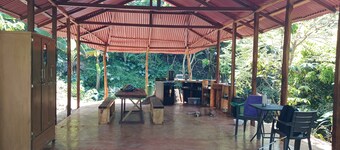 Maison Indigène Avec Cascade Privée et Salle à Vivre Tout Équipée !