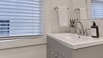 Douche, articles de toilette gratuits, sĂšche-cheveux