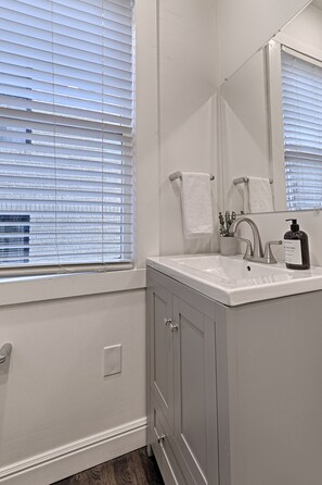 Douche, articles de toilette gratuits, sèche-cheveux