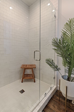 Shower, free toiletries, hair dryer, towels - Greenhouse Uptown (Dallas)