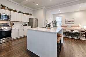 1 bedroom, desk, laptop workspace, free WiFi - Greenhouse Uptown (Dallas)