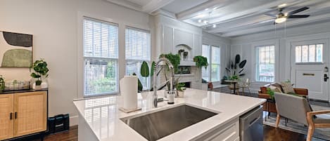 1 habitación, escritorio y espacio para trabajar con laptop