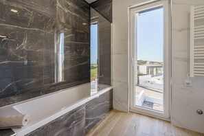 Regadera, secadora de cabello, toallas, papel de baño 