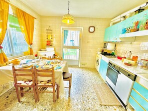 クラシック デュープレックス マウンテンビュー | 専用キッチン | 電子レンジ、オーブン、コンロ、トースター