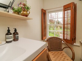 2 bedrooms, individually decorated, individually furnished, free WiFi